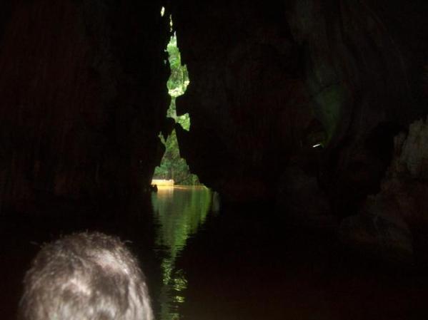 arriba del bote mirando la cueva por dentro