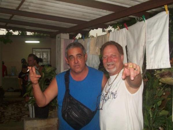 mi tio tony y mi puro el ultimo dia en cuba en este ano claro