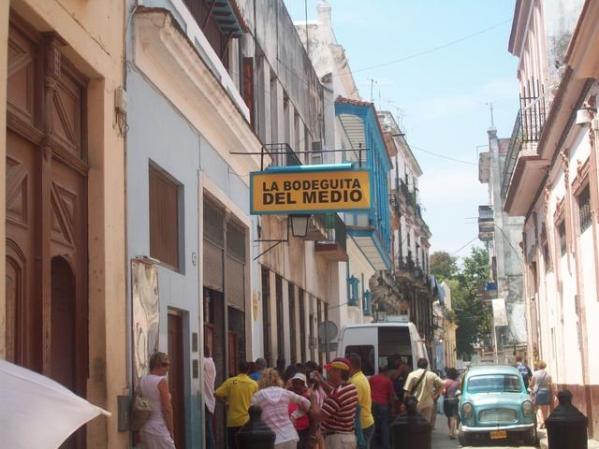 llegando a la bodeguita del medio a comer
