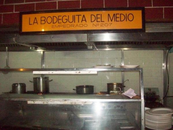 esta es la cocina de la bodeguita del medio,q rico cocinan ahi de verdad lo recomiendo pasen por alla