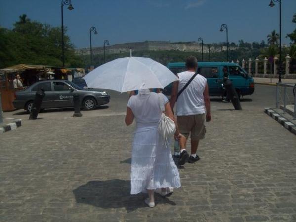 esta foto saliendo de la bodeguita del medio,fotagrafia a mi mama sin querer es q esta de iyabo por eso no la ven en ninguna foto