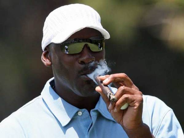 Michael Jordan se dispara un tabaco de vez en cuando.