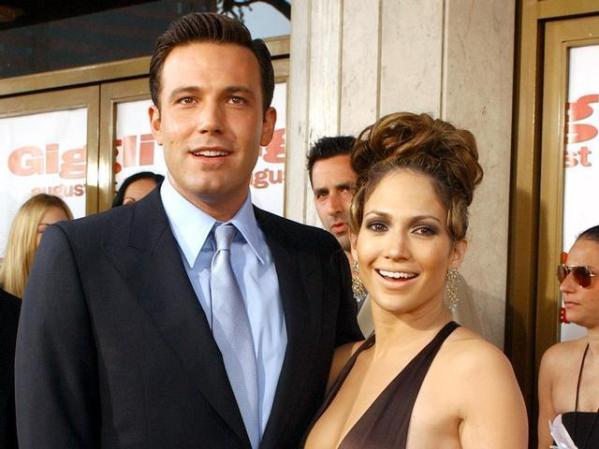 Unos meses después floreció su romance con el actor Ben Affleck, quien apareció en uno de sus videos y con quien rodó una película.