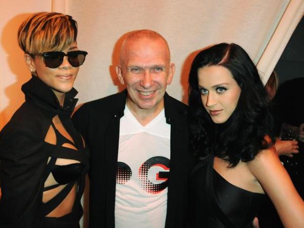 Se convierte en una de las invitadas favoritas de importantes diseñadores. En esta imagen aparece junto al afamado diseñador Jean Paul Gaultier y la también cantante Katy Perry.