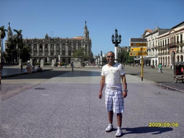 en prado la habana frente al capitolio.