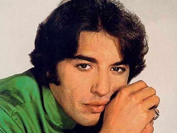Enero 4, 2010: Muere el cantante argentino más famoso de tiempos recientes Roberto Sánchez mejor conocido como Sandro de América. Después de 45 días de sobrevivir tras un transplantes de corazón y pulmones, pierde la batalla con la muerte.