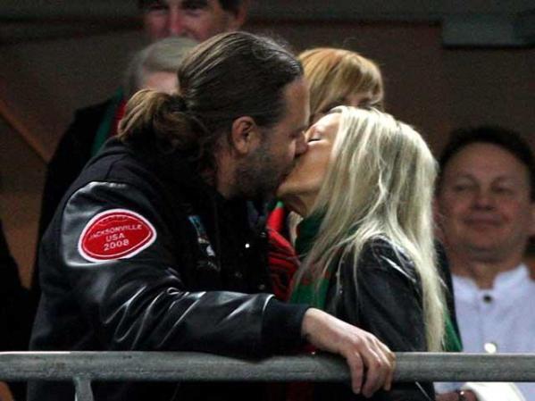 El actor Russel Crowe cariñoso con su esposa Danielle Spencer.