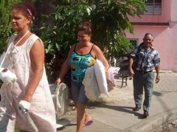 Saliendo del Clínico Quirurgico de La Habana.
