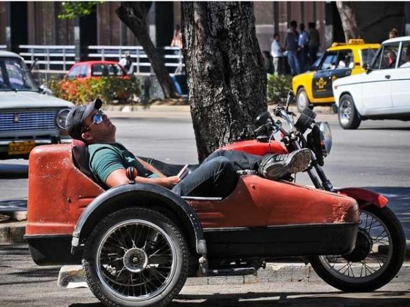 Cuba sufre de ausentismo laboral, y también de excesivos "descansos" por parte de los trabajadores, como ha admitido el mismo Raúl Castro.