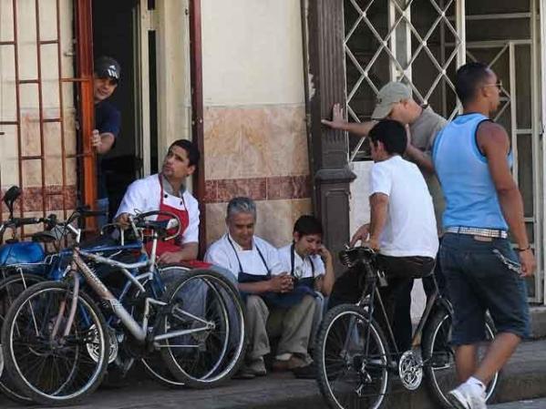 Cuba sufre de ausentismo laboral, y también de excesivos "descansos" por parte de los trabajadores, como ha admitido el mismo Raúl Castro.