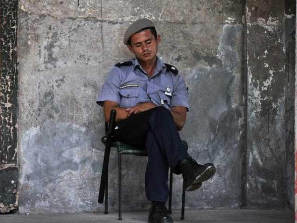 Por otra parte el oficialismo cubano sufre de ausentismo laboral, y también de excesivos "descansos" por parte de los trabajadores, como ha admitido el mismo Raúl Castro.