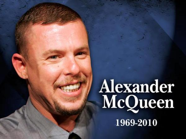 Febrero 11, 2010: El icono británico de la moda Alexander McQueen fue hallado muerto en su casa en Londres, dijo su vocera. Tenía 40 años.