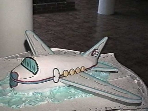 El pastel de boda, curiosamente, era una avioneta.