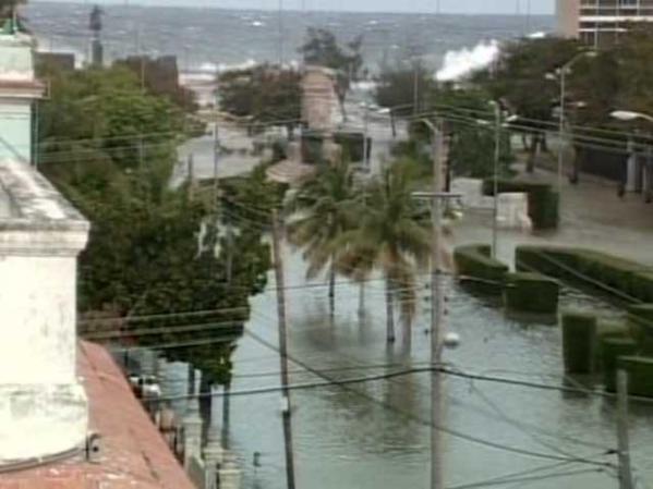 El agua invade la zona el Malecón habanero.