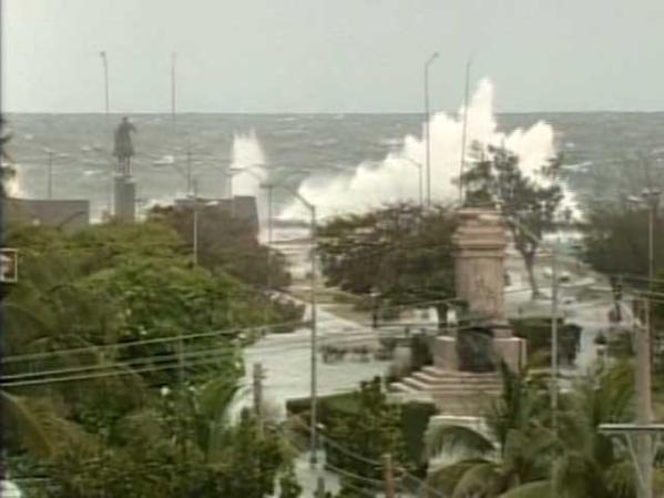 El agua invade la zona el Malecón habanero.