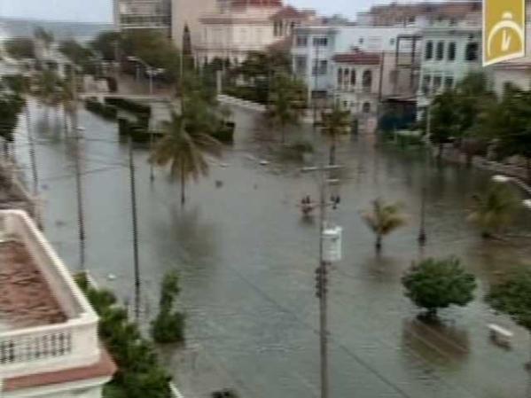 El agua invade la zona el Malecón habanero.
