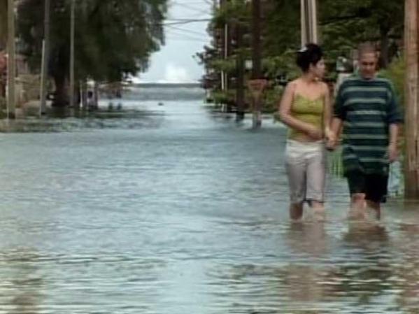 El agua invade la zona el Malecón habanero.