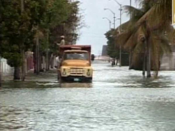 El agua invade la zona el Malecón habanero.