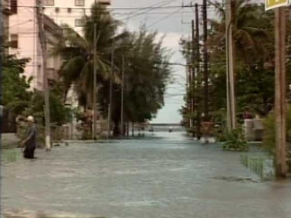 El agua invade la zona el Malecón habanero.