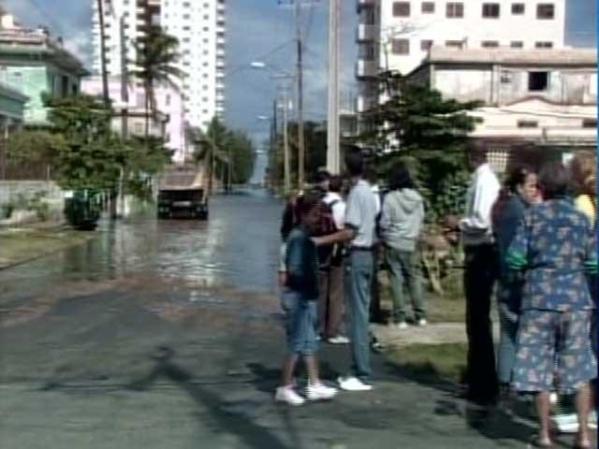 El agua invade la zona el Malecón habanero.