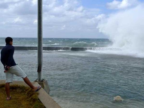 El agua invade el Malecón habanero.