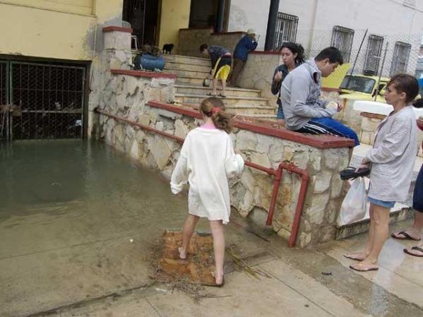 El agua invade el Malecón habanero.
