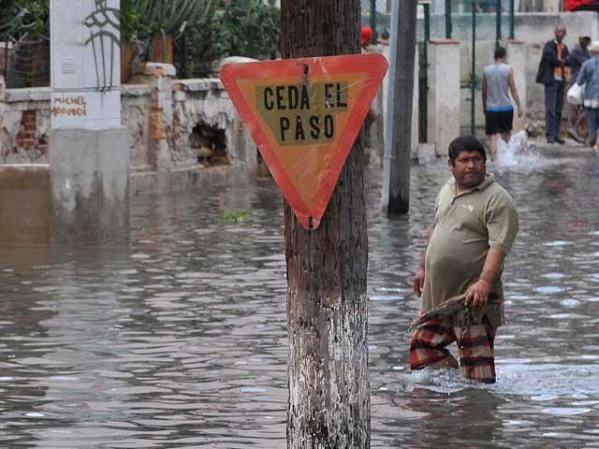 3 DE MARZO, 2010: El agua invade el Malecón habanero.