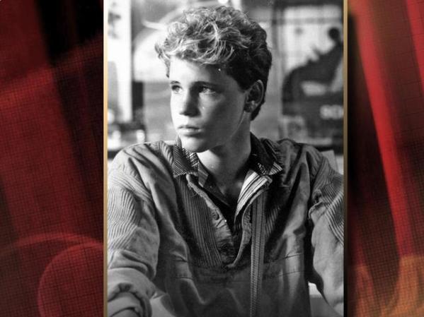 Marzo 10, 2010: Corey Haim, astro adolescente de películas de los 80 como "Lucas" y "Jóvenes ocultos" cuya carrera quedó arruinada por su abuso de drogas, falleció. Tenía 38 años.