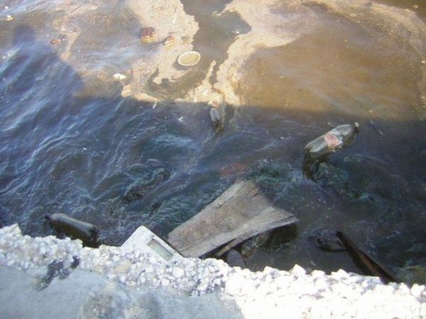bahia de cuba llena de basura. <br /><br /> ¿Tienes fotos como esta? Quieres compartirlas? Hazlo aquí <br />