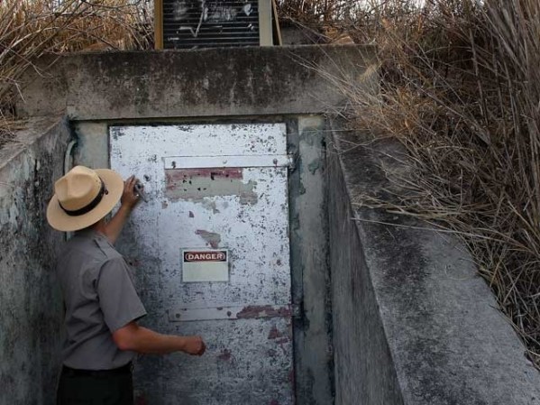 Puerta de acero que da acceso a uno de los sótanos.