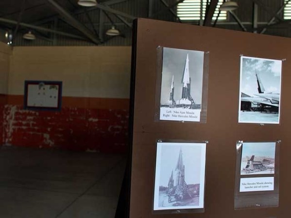 En un rincón de la base se han instalado fotografías de cómo era el lugar.