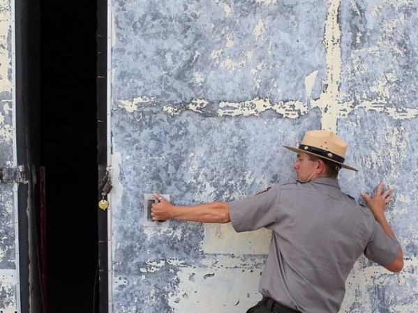 Meyer abre el portón que da acceso a una de e las instalaciones.