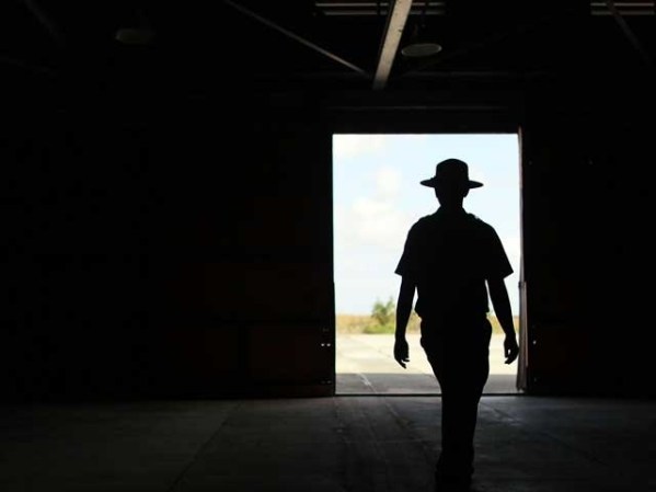 El guardia Meyer en su rutina diaria de inspeccionar la base.