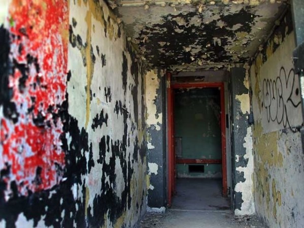 Un búnker con grafiti, adquirido tras el cierre de la base.