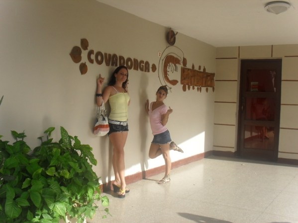 restaurant covadonga, mi hija con su prima Yuritza