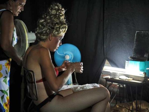 El travesti Lázaro Díaz (alias Zulema Anderson) se prepara para el show.