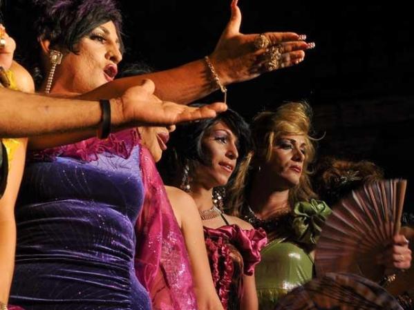Mayo, 2010: Un grupo de travestis cubanos ofreció un espectáculo inusitado en la isla.