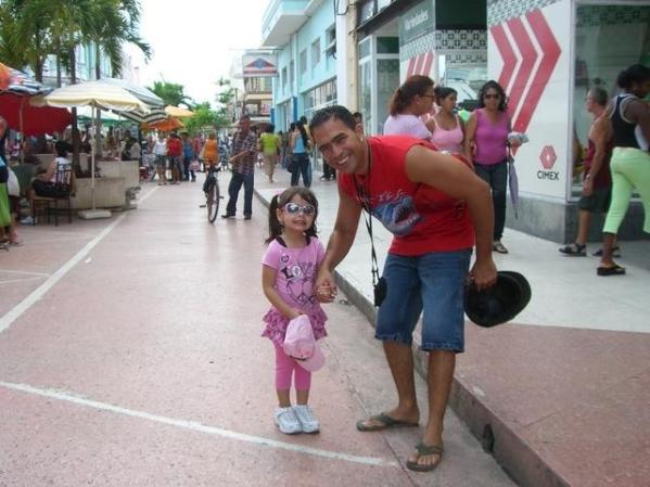 Mi princesita con mi hermano Duvyer en el Boulevar de Cfgos