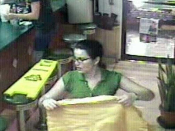 En el video se puede observar a Liazán Molina trabajando antes de caer asesinada por su marido.