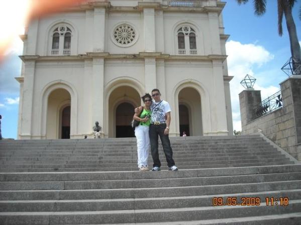 rodolfo visitando la iglesia de la caridad del cobre en cuba