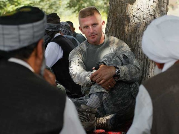El teniente coronel William Huff de la 82 Aerotransportada participa en una reunión informal con lídreres tribales en la zona de Khushi Khona.