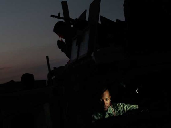 La noche cae sobre un campamento que comparten tropas estadounidenses y afganas, en Herat.