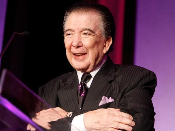 Agosto, 7, 2010.-Roberto Cantoral, compositor mexicano de piezas musicales como los afamados boleros "El reloj" y "La barca", falleció de un infarto. Tenía 80 años.