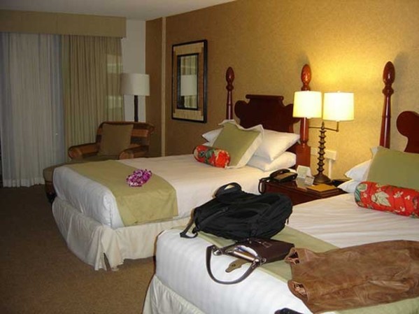 SIOUX FALLS, DAKOTA DEL SUR: En los hoteles todas las habitaciones deben tener camas individuales. Las camas deben estar separadas por un mínimo de 2 pies (0.6096 metros) de distancia cuando una pareja reserva una habitación doble por sólo una noche.