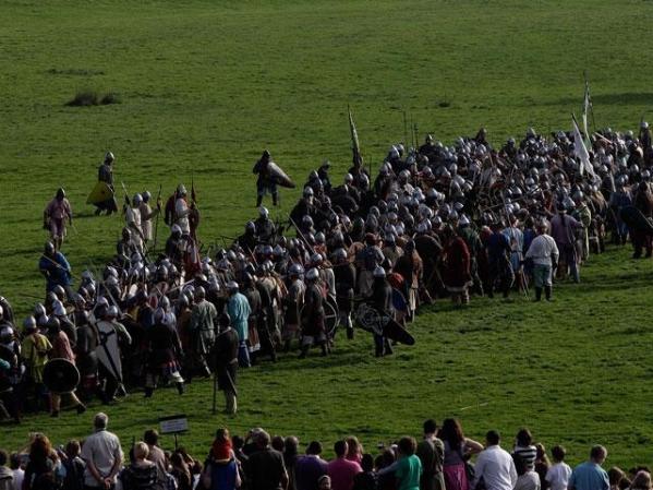 Ataviados a la usanza, cientos de británicos chocan al resucitar la batalla de Hastings, librada en el año 1066.