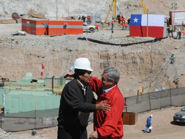 Evo Morales y Sebastian Piñera se reúnen en la mina para encontrarse con el minero boliviano, el único extranjero del lugar.