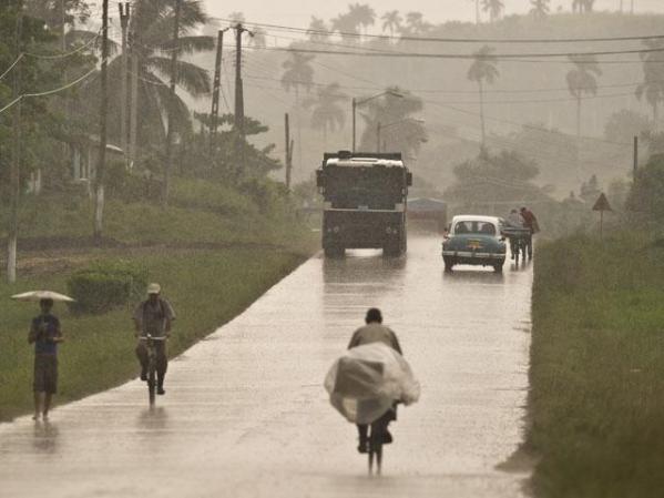 El sistema pronto se degrada a tormenta tropical y luego se desvanece, dejando escaso daño.