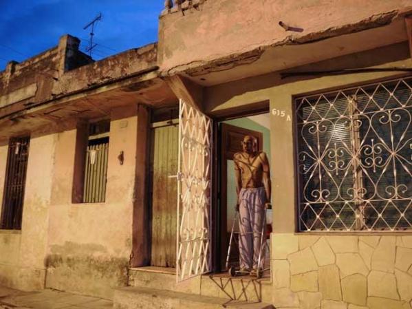 21 DE OCTUBRE, 2010: Guillermo Fariñas sale a la puerta de su casa tras recibir el premio Sajarov a los Derechos Humanos entregado por la Unión Europea.