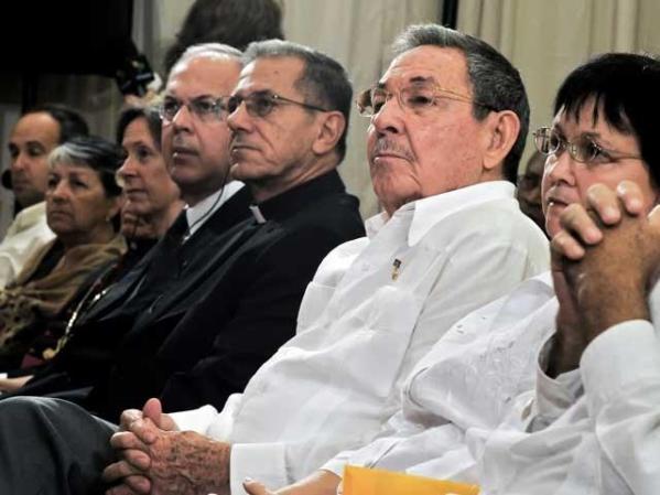 3 DE NOVIEMBRE, 2010: Raúl Castro se une a la jerarquía católica al inaugurar el seminario San Carlos y San Ambrosio en La Habana.