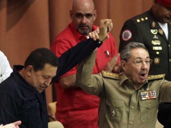 8 DE NOVIEMBRE, 2010: Raúl Castro y Hugo Chávez celebran la cooperación entre sus países. Ese mismo día Castro anunció la convocatoria para abril del 2011 del Sexto Congreso del PC cubano.